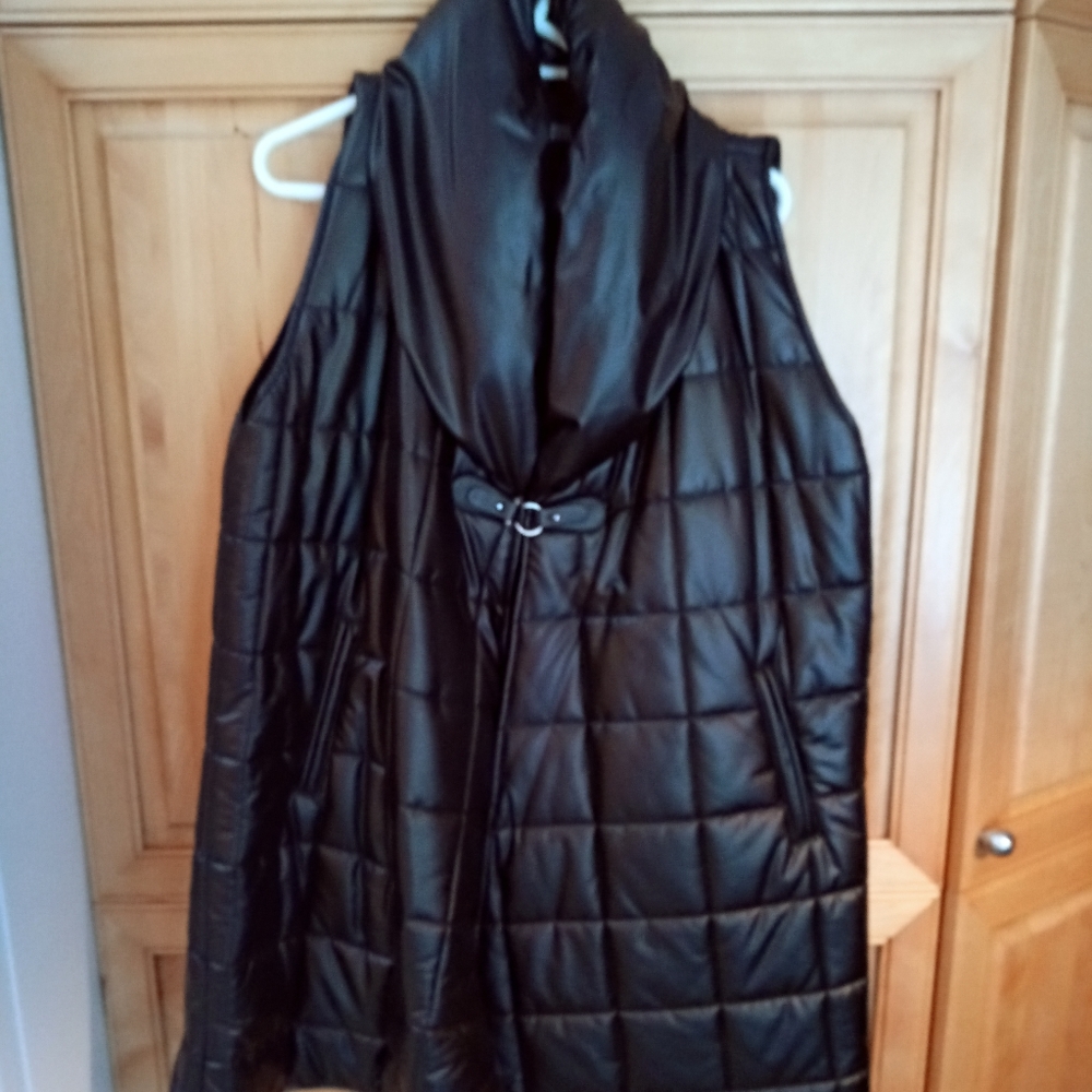 Maya black knee-length puffer vest. Size L